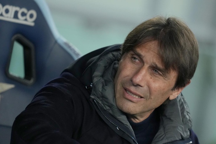 Antonio Conte seduto in panchina 