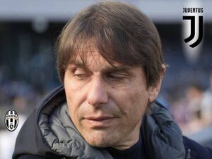 Antonio Conte guarda lo stemma della Juventus