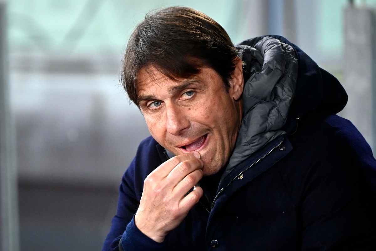 Antonio Conte pensieroso 