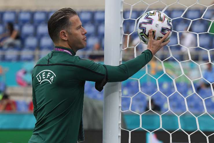 Un Arbitro controlla il funzionamento della Goal Line Technology