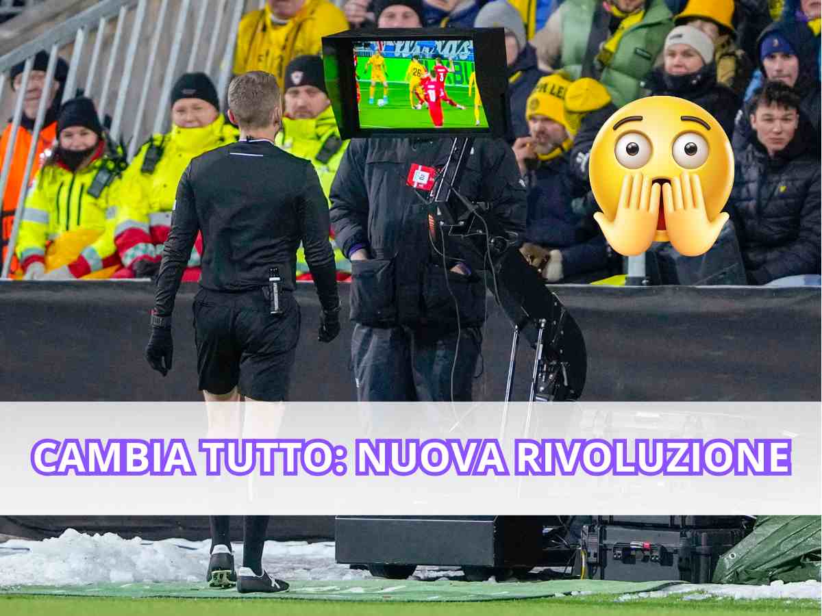 Arbitro al Var rivede un'azione di gioco