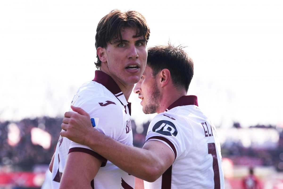 Cesare Casadei e Elif Elmas con la maglia del Torino