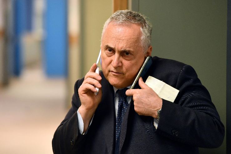 Claudio Lotito al telefono