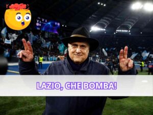 Claudio Lotito allo stadio con un cappello in testa e le dita a fare il segno V