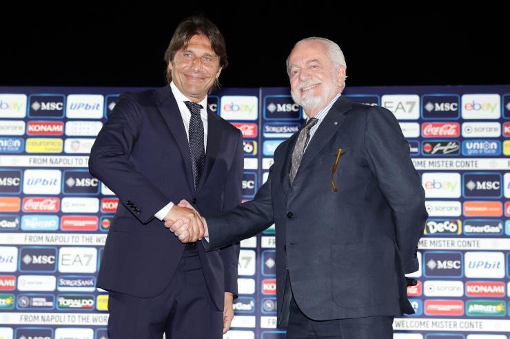 Conte e De Laurentiis si stringono la mano 