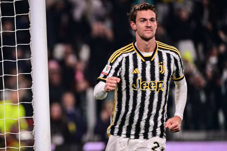 Daniele Rugani esulta con la maglia della Juventus