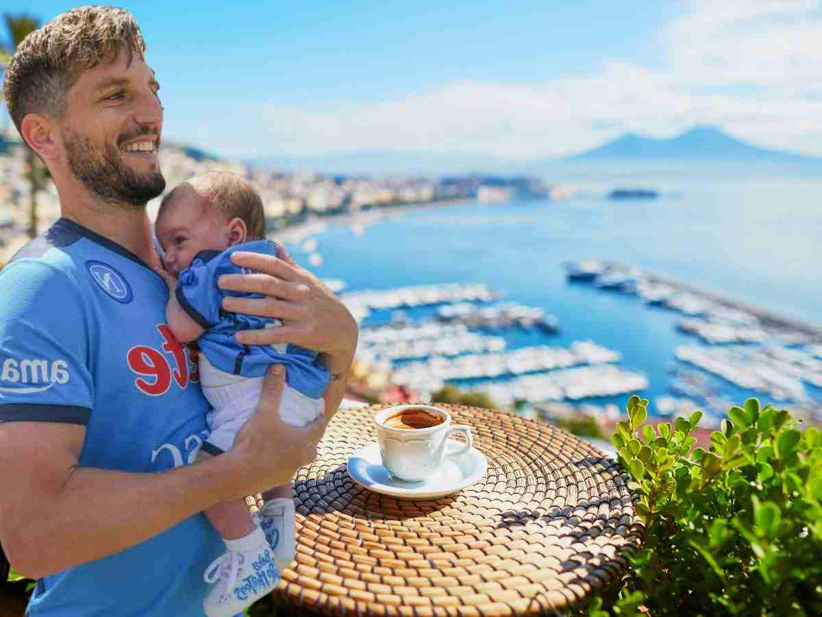 Dries Mertens con la maglia del Napoli e con in braccio il figlio Ciro