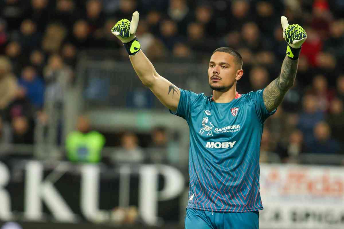 Elia Caprile, portiere del Cagliari, esulta