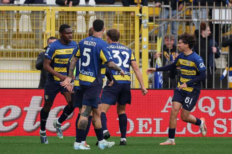 I calciatori del Parma festeggiano Bonny autore del gol