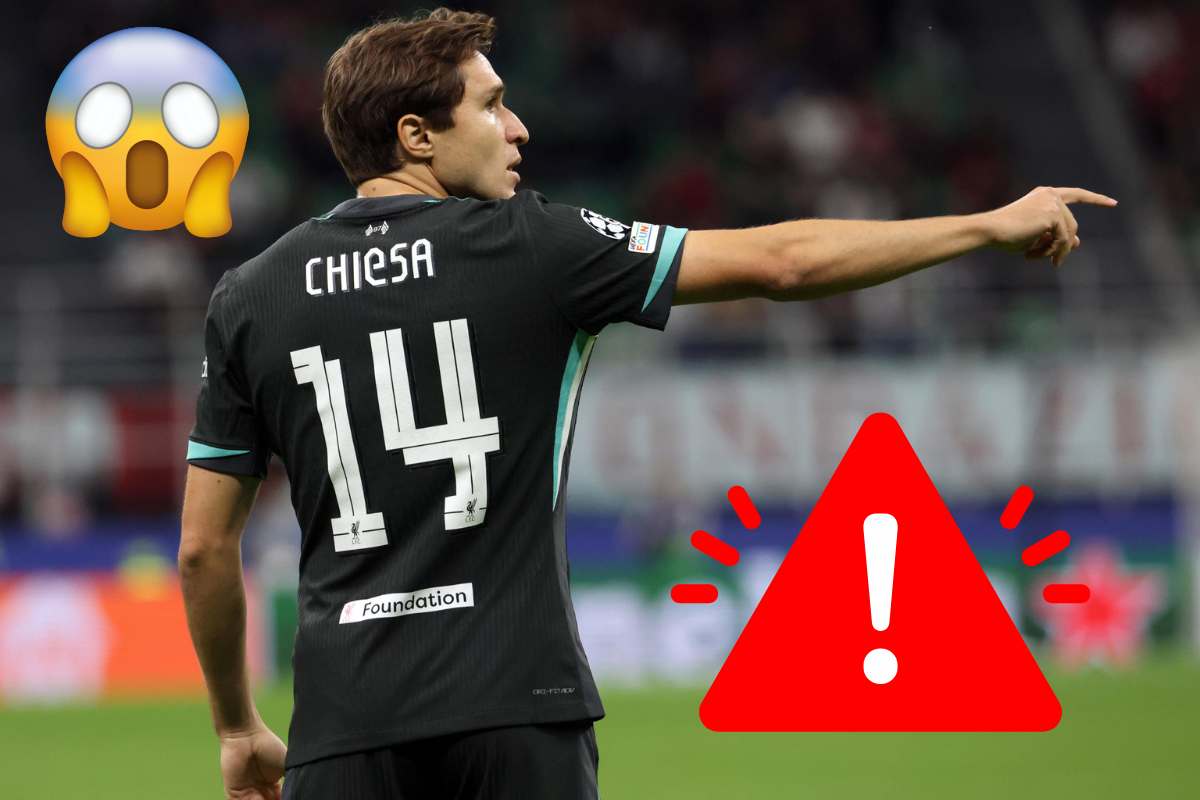 Federico Chiesa in campo con il Liverpool