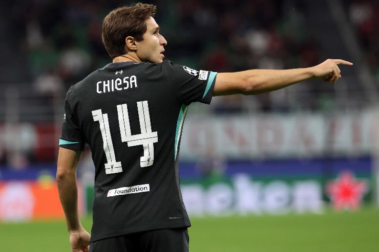 Federico Chiesa indica alla sua destra