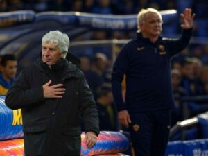 Gian Piero Gasperini che si allontana e Claudio Ranieri da dietro che lo saluta, più sfumato. Immagine creata parzialmente con AI