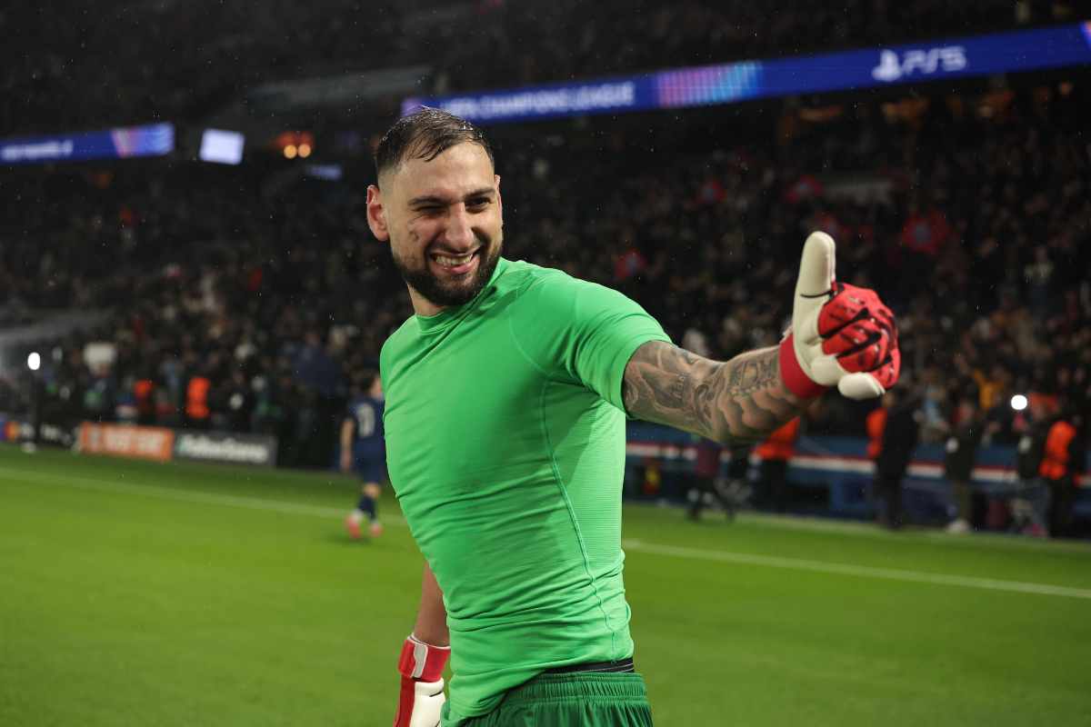 Gianluigi Donnarumma saluta i tifosi col pollice alto