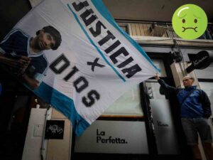 Tifosi argentini con la bandiera "Justicia x D10S"