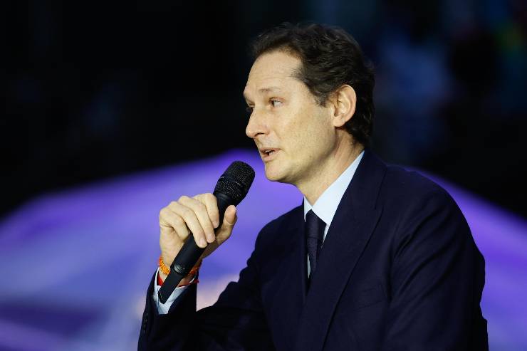 John Elkann parla al microfono