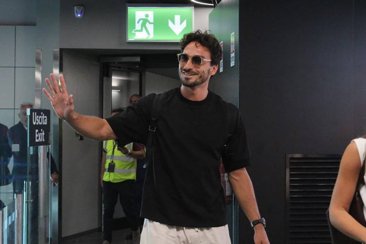 Mats Hummels saluta