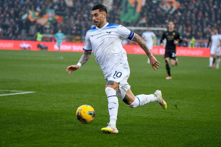 Mattia Zaccagni in azione con la maglia della Lazio