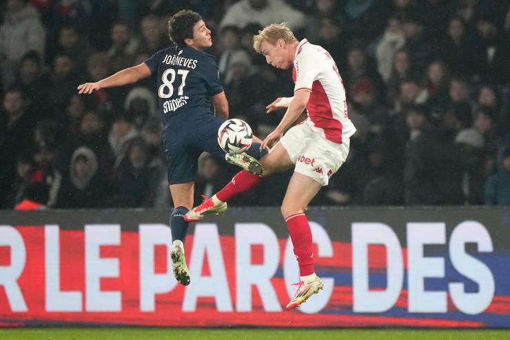 Mika Biereth in azione contro il PSG