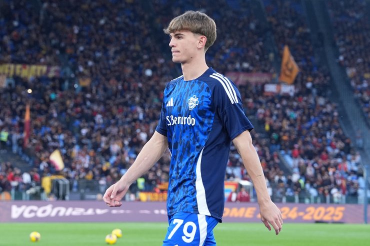 Nico Paz in campo con la maglia del Como 