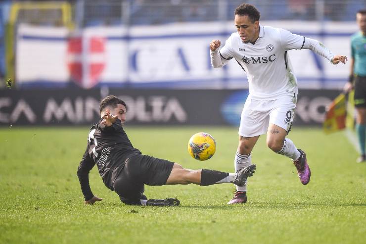 Noah Okafor in azione contro il Como