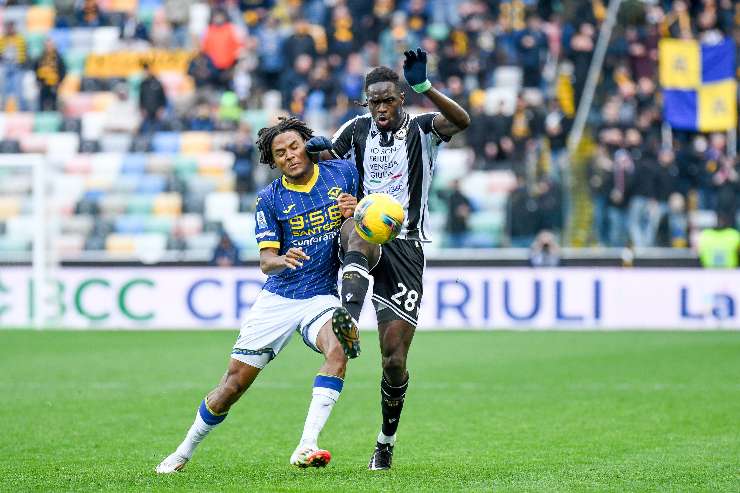 Oumar Solet in azione contro il Verona