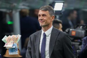 Paolo Maldini e un sacco pieno di soldi al suo fianco