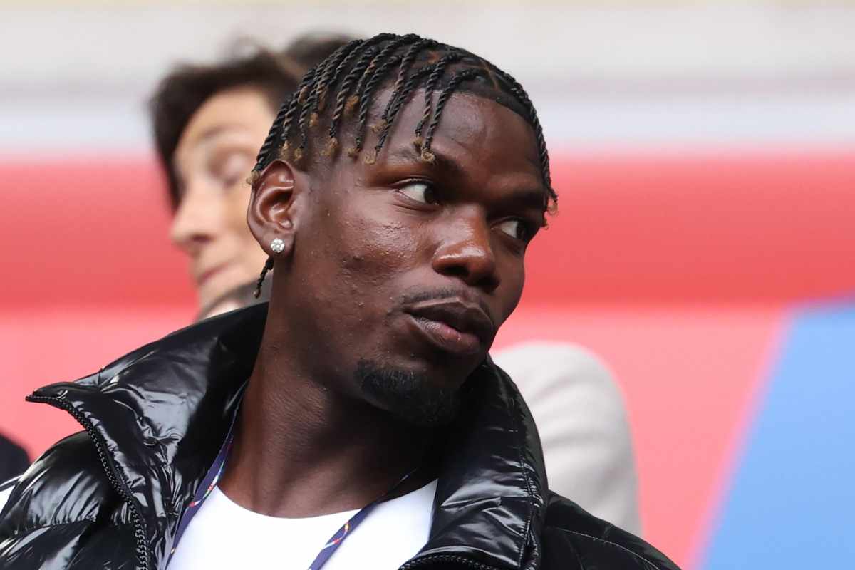 Paul Pogba in giubbotto di pelle e maglietta