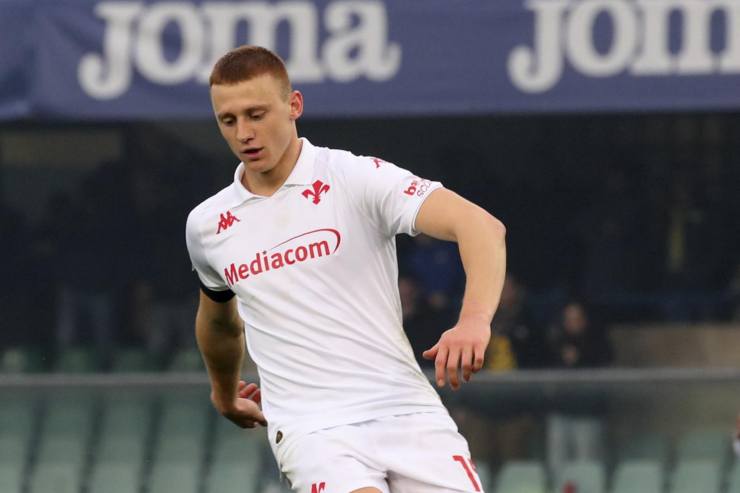 Pietro Comuzzo in azione con la maglia della Fiorentina