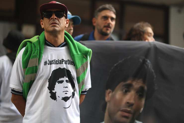 immagini di tifosi all'esterno del processo per la morte di Diego Armando Maradona