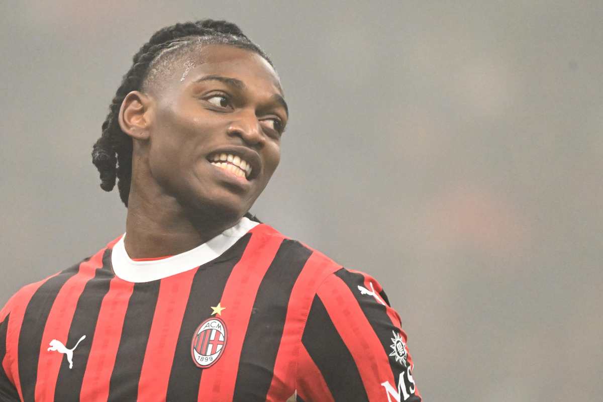 Rafael Leao con la maglia del Milan mentre sorride