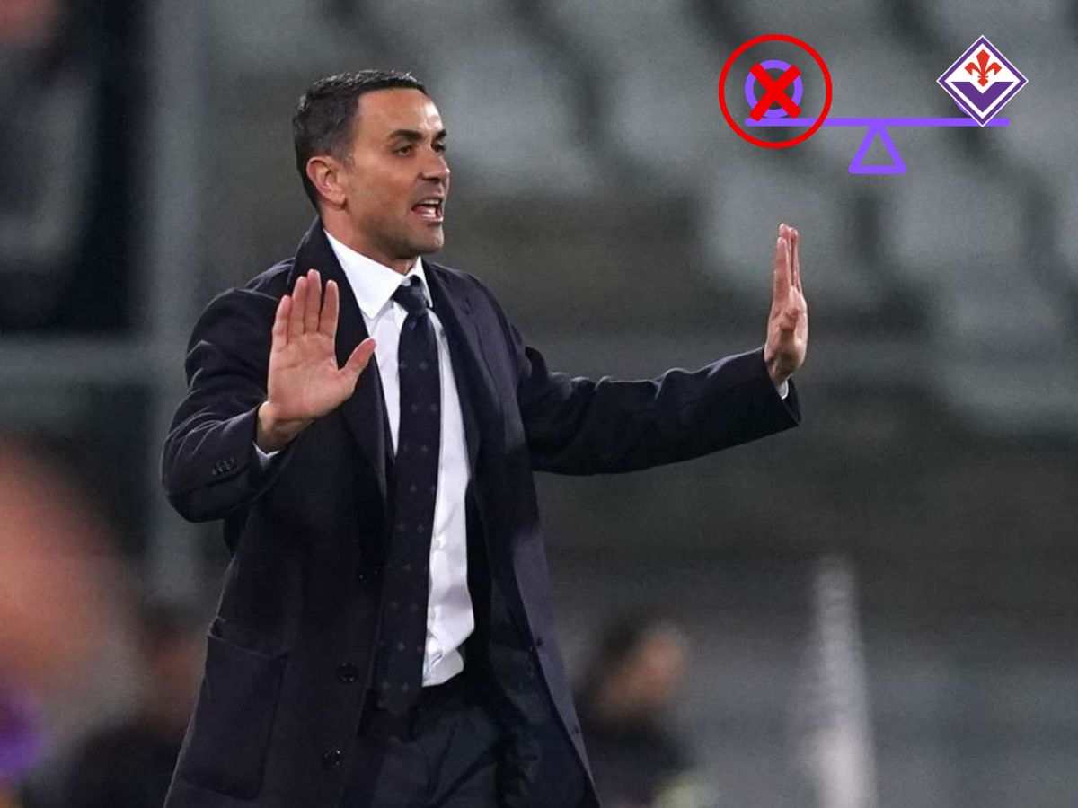 Raffaele Palladino, allenatore della Fiorentina, con le mani alzate