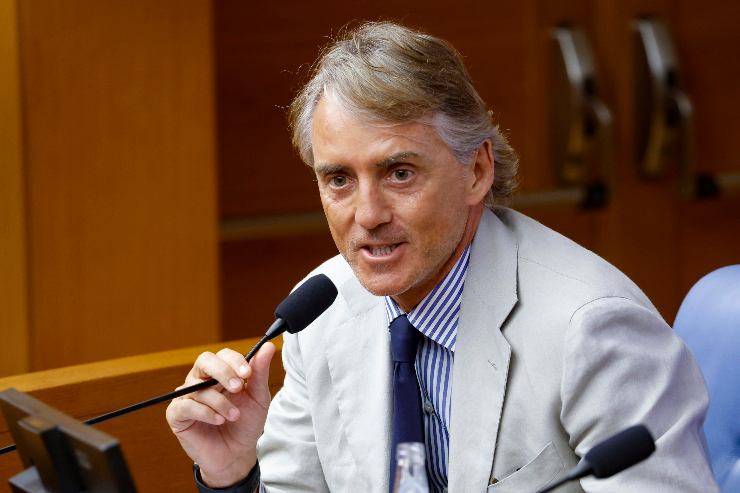 Roberto Mancini parla davanti ad un microfono