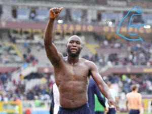 Romelu Lukaku esulta senza maglia