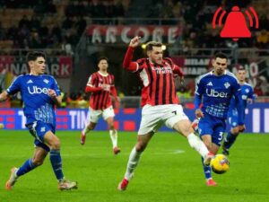 Santiago Gimenez del Milan in azione contro il Como