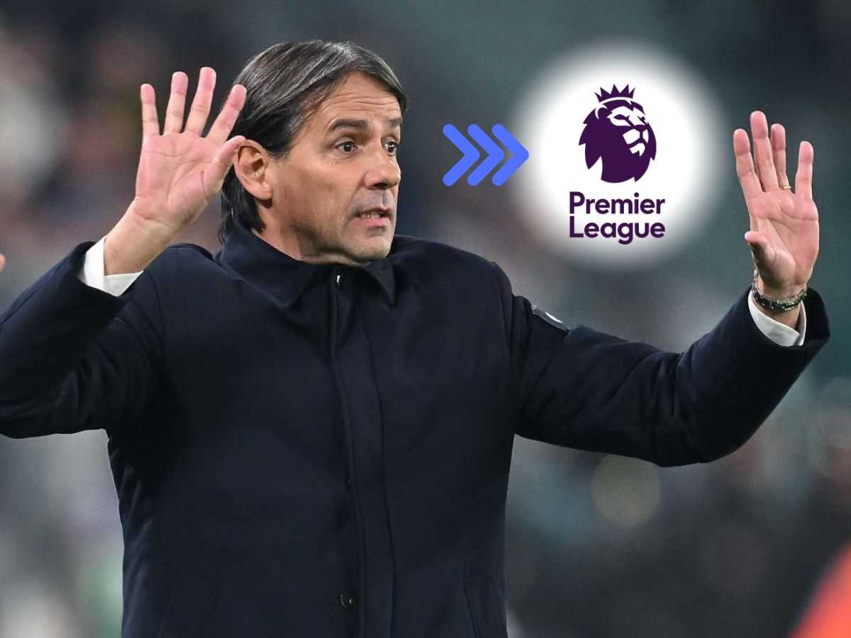 Simone Inzaghi con le mani alzate e il logo Premier League