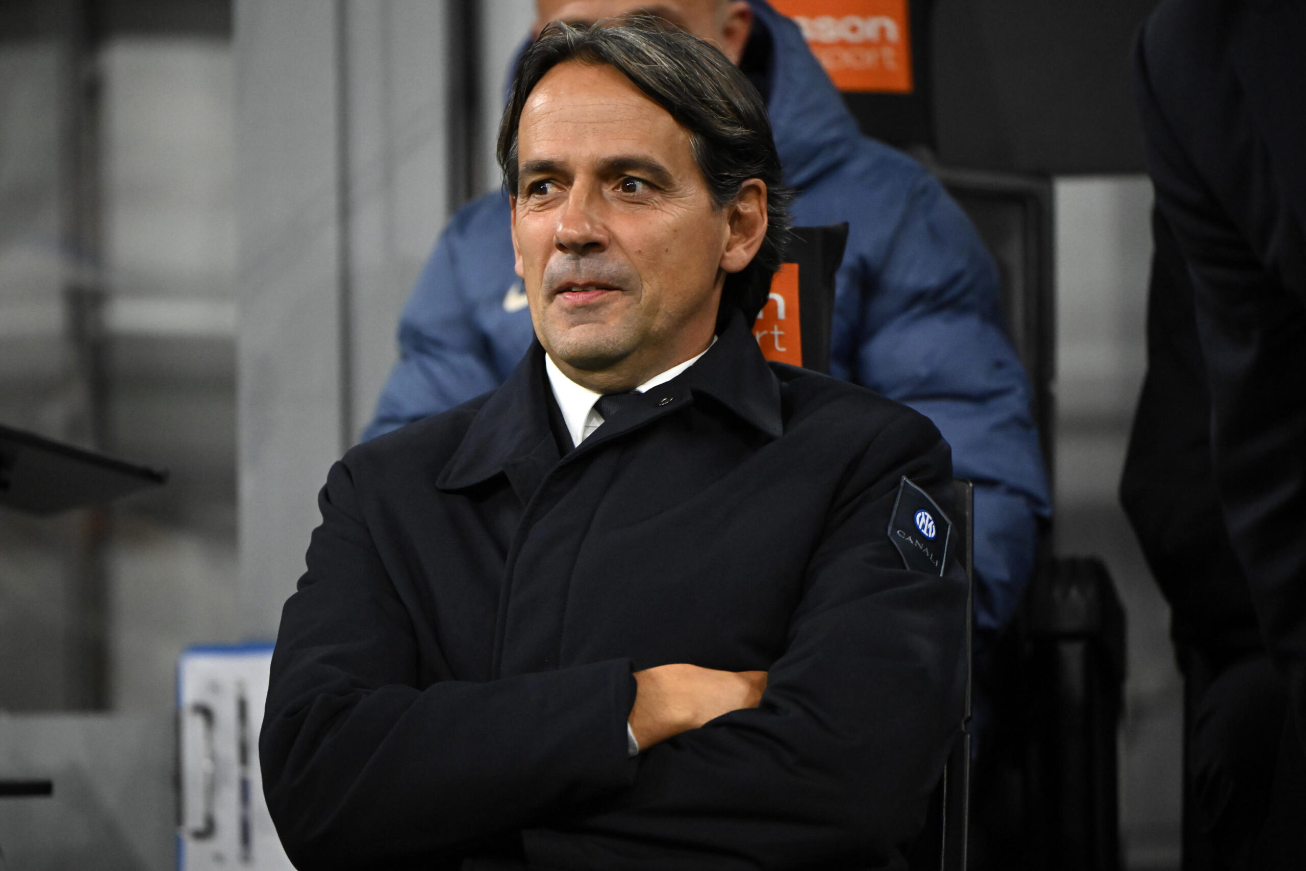 Simone Inzaghi, allenatore dell'Inter, a braccia incrociate