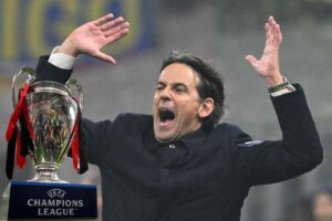 Simone inzaghi arrabbiato e la coppa della Champions League