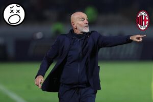 Stefano Pioli indica uno stemma del Milan