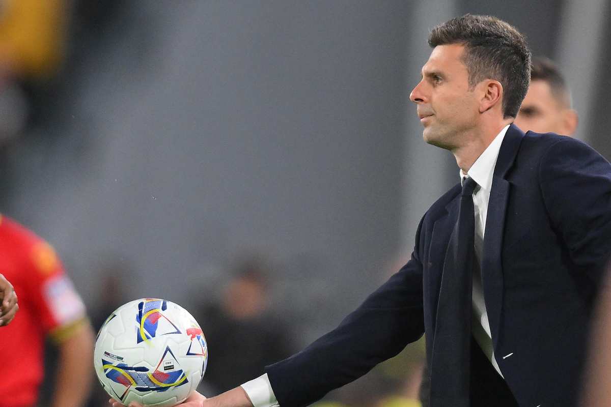 Thiago Motta, allenatore della Juventus, porge il pallone ai calciatori