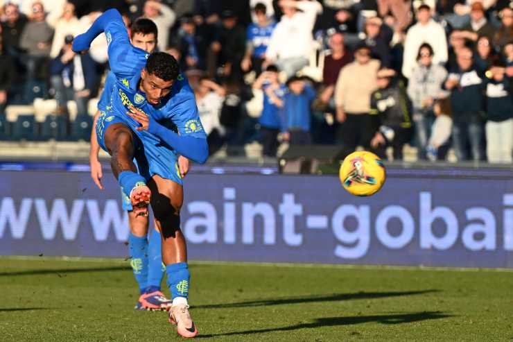 Tino Anjorin, centrocampista dell'Empoli, mentre tira in porta