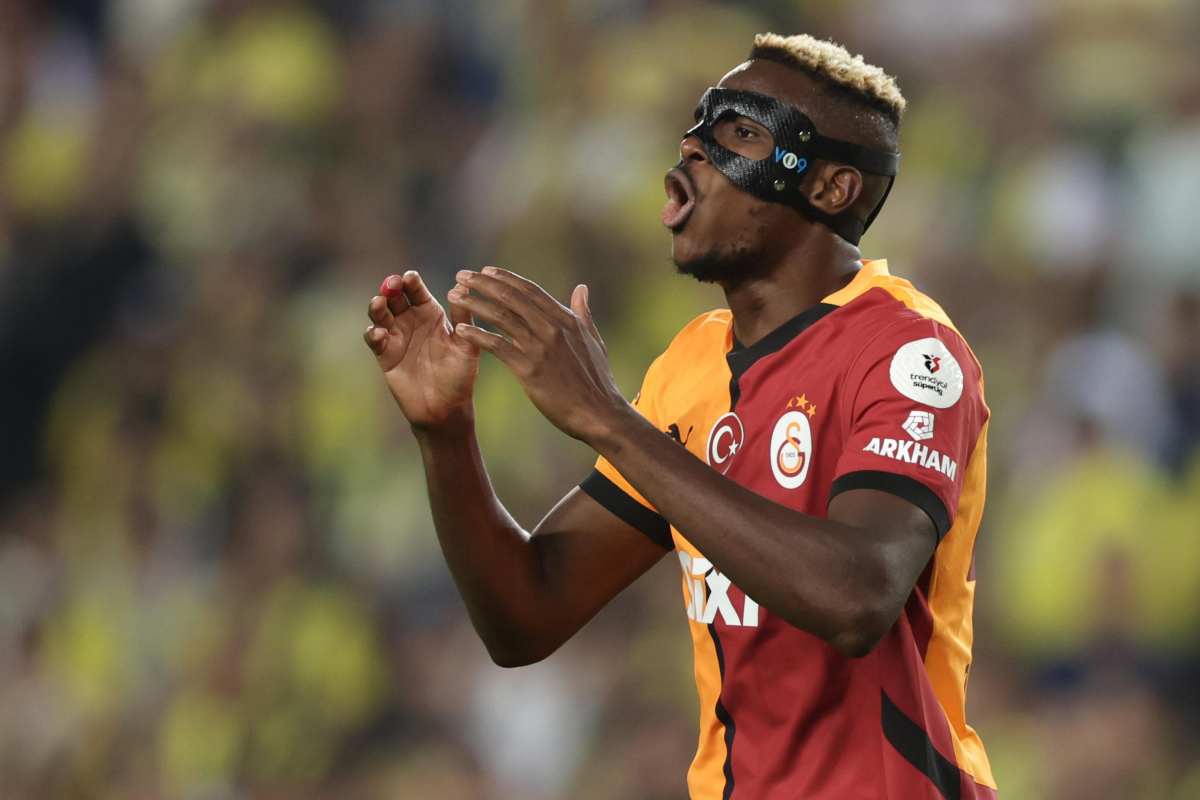 Victor Osimhen con addosso la maglia del Galatasaray